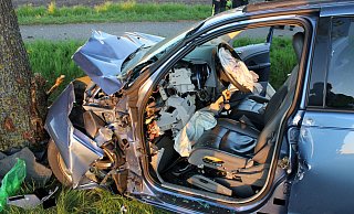 Aus bisher unbekannten Gründen kam der Fahrer des Wagens von der Straße ab und kollidierte mit einem Baum.Foto: - Polizei Minden-Lübbecke Aus bisher unbekannten Gründen kam der Fahrer des Wagens von der Straße ab und kollidierte mit einem Baum.Foto: - Polizei Minden-Lübbecke