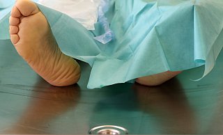 Ein Verstorbener auf einem Metalltisch: Die Anatomie der Universität Bielefeld ist für die Ausbildung von Ärztinnen und Ärzten auf Körperspenden angewiesen. - picture alliance/dpa Ein Verstorbener auf einem Metalltisch: Die Anatomie der Universität Bielefeld ist für die Ausbildung von Ärztinnen und Ärzten auf Körperspenden angewiesen. - picture alliance/dpa
