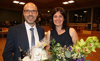 Christian Karl ist der neue Bürgermeister der Stadt Bad Wünnenberg. Elke Carl gratulierte ihrem Mann zur gewonnenen Wahl. „Ich freue mich für ihn, wir bekommen das hin“, sagte sie lachend. - Johannes Büttner Christian Karl ist der neue Bürgermeister der Stadt Bad Wünnenberg. Elke Carl gratulierte ihrem Mann zur gewonnenen Wahl. „Ich freue mich für ihn, wir bekommen das hin“, sagte sie lachend. - Johannes Büttner