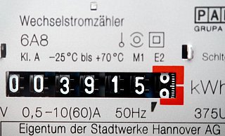 Ein Wechselstromzähler zeigt den aktuellen Zählerstand für den Stromverbrauch in Kilowattstunden an. - Hauke-Christian Dittrich/dpa Ein Wechselstromzähler zeigt den aktuellen Zählerstand für den Stromverbrauch in Kilowattstunden an. - Hauke-Christian Dittrich/dpa