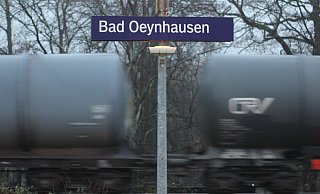 Ein Güterzug mit Kesselwaggons rumpelt durch den Nordbahnhof in Bad Oeynhausen. - Ulf Hanke Ein Güterzug mit Kesselwaggons rumpelt durch den Nordbahnhof in Bad Oeynhausen. - Ulf Hanke