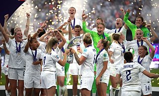 Englands Frauen jubeln nach dem EM-Finale 2022 - Sebastian Christoph Gollnow/dpa Englands Frauen jubeln nach dem EM-Finale 2022 - Sebastian Christoph Gollnow/dpa
