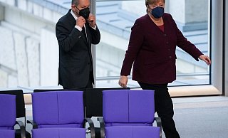 Angela Merkel und Olaf Scholz zu Beginn der Bundestagsitzung. - Foto: Kay Nietfeld/dpa Angela Merkel und Olaf Scholz zu Beginn der Bundestagsitzung. - Foto: Kay Nietfeld/dpa