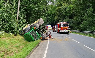 Die Landmaschine stürzte um und rutschte in den Straßengraben. - Feuerwehr Bad Wünnenberg Die Landmaschine stürzte um und rutschte in den Straßengraben. - Feuerwehr Bad Wünnenberg
