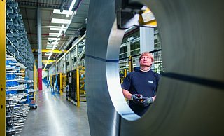 Blick in die Produktion bei Hettich: Auch mittelständische Firmen der Region machen beim Spitzencluster weiter mit. - It's OWL Blick in die Produktion bei Hettich: Auch mittelständische Firmen der Region machen beim Spitzencluster weiter mit. - It's OWL