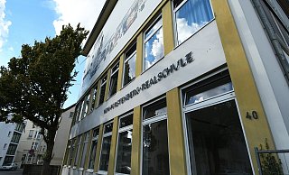 Neben der Kita werden die Räume der ehemaligen Von-Fürstenberg-Realschule auch von Klassen der Lise-Meitner-Schule sowie der Volkshochschule genutzt. - Lena Henning Neben der Kita werden die Räume der ehemaligen Von-Fürstenberg-Realschule auch von Klassen der Lise-Meitner-Schule sowie der Volkshochschule genutzt. - Lena Henning