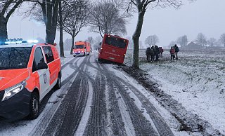 Der Schulbus kam rechts in einem Graben zum Stehen, nachdem er einen Baum touchiert hatte. Während des Unfalls herrschte Schneefall. - Polizei Paderborn Der Schulbus kam rechts in einem Graben zum Stehen, nachdem er einen Baum touchiert hatte. Während des Unfalls herrschte Schneefall. - Polizei Paderborn