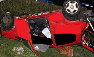 Der Renault kam in einem Vorgarten zum Stillstand. - Polizei Minden-Lübbecke Der Renault kam in einem Vorgarten zum Stillstand. - Polizei Minden-Lübbecke