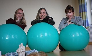 Die Hebammen Jule Schuld (l.) und Laura Scherra (r.) verstärken Erika Bänsch (Mitte) ab November in ihrer Hebammenpraxis an der Brunnenallee. - Anne Neul Die Hebammen Jule Schuld (l.) und Laura Scherra (r.) verstärken Erika Bänsch (Mitte) ab November in ihrer Hebammenpraxis an der Brunnenallee. - Anne Neul