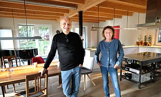 Die Lampen mit LED-Technik haben Christel und Thomas Spooren aus Gütersloh selbst entworfen. Seit fast neun Jahren bewohnen sie das Gebäude auf Jückemöllers Hof in Steinhagen. - Andreas Frücht Die Lampen mit LED-Technik haben Christel und Thomas Spooren aus Gütersloh selbst entworfen. Seit fast neun Jahren bewohnen sie das Gebäude auf Jückemöllers Hof in Steinhagen. - Andreas Frücht