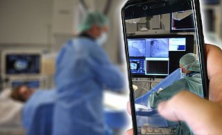 Der Angeklagte durfte nach eigenen Worten ein Foto des Bildschirms ohne Patientendaten anfertigen. Doch danach fotografierte er sich selbst und ließ im Hintergrund teilweise die Patientin sehen. - Krzikowski/Frücht/Dunkel Der Angeklagte durfte nach eigenen Worten ein Foto des Bildschirms ohne Patientendaten anfertigen. Doch danach fotografierte er sich selbst und ließ im Hintergrund teilweise die Patientin sehen. - Krzikowski/Frücht/Dunkel