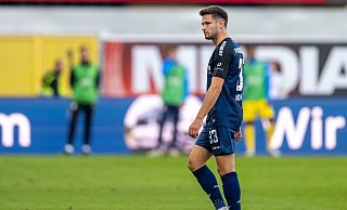 Marcel Hoffmeier schleicht nach seinem Platzverweis bedröppelt vom Platz. - dpa Marcel Hoffmeier schleicht nach seinem Platzverweis bedröppelt vom Platz. - dpa