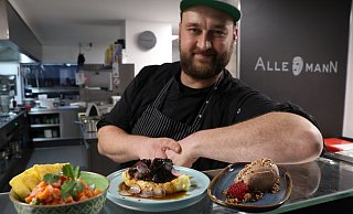 Das Weihnachtsmenü von Benedikt Paus mit Gemüseceviche, Kalbsbacken und Lebkuchenmousse. - Holger Kosbab Das Weihnachtsmenü von Benedikt Paus mit Gemüseceviche, Kalbsbacken und Lebkuchenmousse. - Holger Kosbab