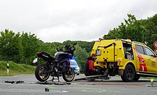 Der 46-jährige Motorradfahrer wurde bei dem Unfall im Kreis Gütersloh schwer verletzt. - Paul Brinkmann Der 46-jährige Motorradfahrer wurde bei dem Unfall im Kreis Gütersloh schwer verletzt. - Paul Brinkmann