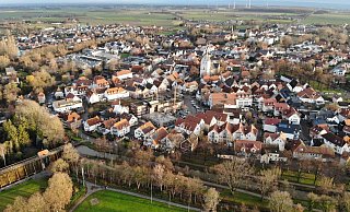 Das Luftbild der Salzkottener Innenstadt zeigt in der Mitte den markanten Kirchturm der katholischen Pfarrkirche St. Johannes Baptist und unterhalb den Rathausplatz mit dem in Umbau befindlichen Sitz der Stadtverwaltung. - Jens Reddeker Das Luftbild der Salzkottener Innenstadt zeigt in der Mitte den markanten Kirchturm der katholischen Pfarrkirche St. Johannes Baptist und unterhalb den Rathausplatz mit dem in Umbau befindlichen Sitz der Stadtverwaltung. - Jens Reddeker