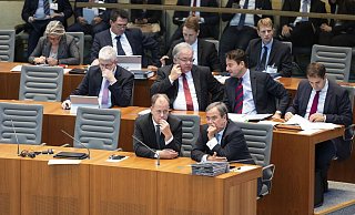 Auch auf der Regierungsbank im Düsseldorfer Landtag und die Reihen dahinter sind Frauen in der Unterzahl. - imago images / Ralph Sondermann Auch auf der Regierungsbank im Düsseldorfer Landtag und die Reihen dahinter sind Frauen in der Unterzahl. - imago images / Ralph Sondermann