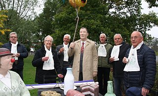 Ein Prosit auf Pollhans: Zur Erinnerung an das Volksfest stoßen an Ferdi Müller (v. l.), Ulrich Suermann, Friedrich Dransfeld, Manfred Schellert, Heinz Tromberns und Hans Hano. - Knut Dinter Ein Prosit auf Pollhans: Zur Erinnerung an das Volksfest stoßen an Ferdi Müller (v. l.), Ulrich Suermann, Friedrich Dransfeld, Manfred Schellert, Heinz Tromberns und Hans Hano. - Knut Dinter