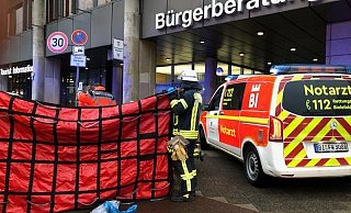 Mit einer Decke wurden Gaffer und Schaulustige die Sicht auf die Rettungsmaßnahmen versperrt. - Wolfgang Rudolf Mit einer Decke wurden Gaffer und Schaulustige die Sicht auf die Rettungsmaßnahmen versperrt. - Wolfgang Rudolf