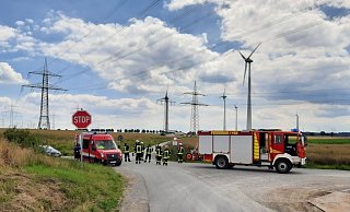 Wegen Stromschlaggefahr wurde die Unfallstelle weiträumig abgesperrt. - Freiwillige Feuerwehr der Stadt Marsberg Wegen Stromschlaggefahr wurde die Unfallstelle weiträumig abgesperrt. - Freiwillige Feuerwehr der Stadt Marsberg