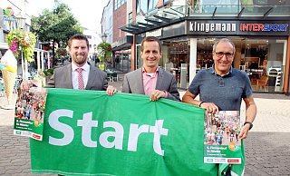 Stehen in den Startlöchern: Die Veranstaltungsvertreter Matthias Wehmhöner (AOK), Jörg Albers (Sparkasse) und Friedhelm Michels (Mode- und Sporthaus Klingemann) präsentieren den 6. Höxteraner Firmenlauf. - Burkhard Battran Stehen in den Startlöchern: Die Veranstaltungsvertreter Matthias Wehmhöner (AOK), Jörg Albers (Sparkasse) und Friedhelm Michels (Mode- und Sporthaus Klingemann) präsentieren den 6. Höxteraner Firmenlauf. - Burkhard Battran