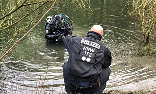 Die Polizei sucht den Senior im Bergsee. - Stefanie Dullweber Die Polizei sucht den Senior im Bergsee. - Stefanie Dullweber