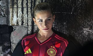 Auch Influencerin Caro Daur zeigte sich schon in dem neuen Trikot. (Archivbild) - Jens Kalaene/dpa Auch Influencerin Caro Daur zeigte sich schon in dem neuen Trikot. (Archivbild) - Jens Kalaene/dpa