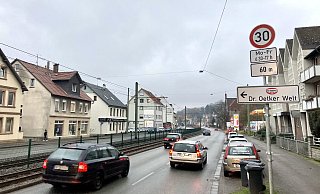 Weil das Tempo-30-Schild (hinten) von Lkws verdeckt werden könnte, wird das Tempolimit nun 60 Meter vorher schon angekündigt. - Jens Reichenbach Weil das Tempo-30-Schild (hinten) von Lkws verdeckt werden könnte, wird das Tempolimit nun 60 Meter vorher schon angekündigt. - Jens Reichenbach