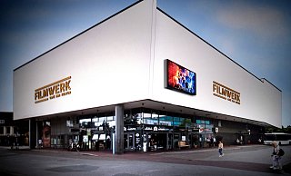 Ganz in Weiß mit schwarzer Kante präsentiert sich das Multiplexkino nach seiner Renovierung. Die Bezeichnung „Filmwerk" ist nur ein Arbeitsname. Der neue Name soll eine besondere Beziehung zu Gütersloh aufzeigen. - Streich Architektur & Immobilien Ganz in Weiß mit schwarzer Kante präsentiert sich das Multiplexkino nach seiner Renovierung. Die Bezeichnung „Filmwerk" ist nur ein Arbeitsname. Der neue Name soll eine besondere Beziehung zu Gütersloh aufzeigen. - Streich Architektur & Immobilien