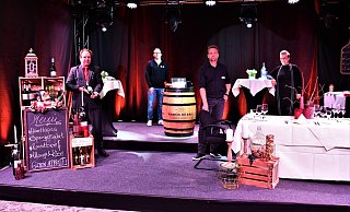 (v. l.) Der Weinexperte Frank Lörkens, Christian Bökamp vom Sennekult, Christian Vullhorst als Moderator und Gastronomin Viktoria Förster-Streblau waren mit der ersten Online-Weinprobe sehr zufrieden. - Raphael Athens (v. l.) Der Weinexperte Frank Lörkens, Christian Bökamp vom Sennekult, Christian Vullhorst als Moderator und Gastronomin Viktoria Förster-Streblau waren mit der ersten Online-Weinprobe sehr zufrieden. - Raphael Athens