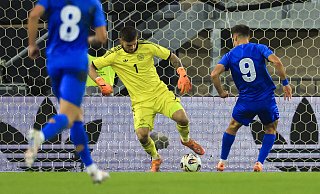U21-Torwart Dennis Seimen vertändelt in dieser Szene den Ball. Der Ex-Nürnberger Stefanos Tzimas (l.) luchst ihm das Spielgerät ab und erzielt das 2:0 für Griechenland. - Picture Alliance U21-Torwart Dennis Seimen vertändelt in dieser Szene den Ball. Der Ex-Nürnberger Stefanos Tzimas (l.) luchst ihm das Spielgerät ab und erzielt das 2:0 für Griechenland. - Picture Alliance