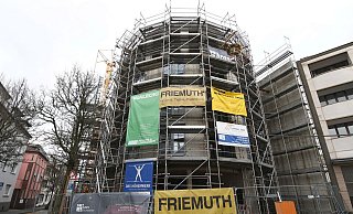 Noch steht das Gerüst. Demnächst sollen Wärmeddämmung, Putz und Klinker angebracht werden. - Lena Henning Noch steht das Gerüst. Demnächst sollen Wärmeddämmung, Putz und Klinker angebracht werden. - Lena Henning