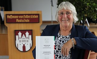 Monika Krekeler verabschiedete in der vergangenen Woche in der Aula der Realschule die Abschlussklassen. An diesem Dienstag erhält die Schulleiterin nun selbst ihre Abschiedsurkunde. - Simone Flörke Monika Krekeler verabschiedete in der vergangenen Woche in der Aula der Realschule die Abschlussklassen. An diesem Dienstag erhält die Schulleiterin nun selbst ihre Abschiedsurkunde. - Simone Flörke