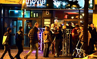 Zweimal dunkelhaarig, einmal blond: Auch in Begleitung eines Deutschen hatten die zwei Asylbewerber (links) keine Chance auf einen Tanz im Movie. Der Betreiber sagt, sie seien zu jung gewesen. Die Ausweise wurden nicht kontrolliert. - Foto: Barbara Franke Zweimal dunkelhaarig, einmal blond: Auch in Begleitung eines Deutschen hatten die zwei Asylbewerber (links) keine Chance auf einen Tanz im Movie. Der Betreiber sagt, sie seien zu jung gewesen. Die Ausweise wurden nicht kontrolliert. - Foto: Barbara Franke