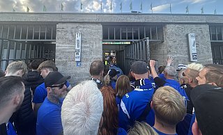 Zu wenig Eingänge? Selbst Stadionordner sollen bestätigt haben, dass es am Südtor immer klemmt. Jetzt können die Fans auf Geld hoffen. - Julius Uekmann Zu wenig Eingänge? Selbst Stadionordner sollen bestätigt haben, dass es am Südtor immer klemmt. Jetzt können die Fans auf Geld hoffen. - Julius Uekmann