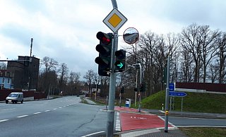 Einer der beiden neu installierten Trixi-Spiegel an der Bielefelder Straße. - Frank Jasper Einer der beiden neu installierten Trixi-Spiegel an der Bielefelder Straße. - Frank Jasper