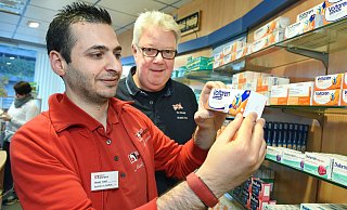 Hasan Tarraf und Thomas Busch in der Busch-Apotheke am Kesselbrink. - Barbara Franke Hasan Tarraf und Thomas Busch in der Busch-Apotheke am Kesselbrink. - Barbara Franke