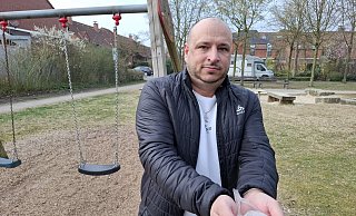 Daniel Stojanovic zeigt auf dem Bockschatz Spielplatz in Gütersloh eine Tüte mit Hundefutter. Einige weiße Tabletten befinden sich ebenfalls darin. - Philipp Kersten Daniel Stojanovic zeigt auf dem Bockschatz Spielplatz in Gütersloh eine Tüte mit Hundefutter. Einige weiße Tabletten befinden sich ebenfalls darin. - Philipp Kersten