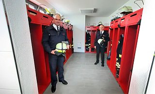 Jens Markus (l.) und Bernd Kreylos in einem der neuen Umkleideräume für die Freiwillige Feuerwehr Bremerberg/Eilversen. Dort ist ab sofort auch die sogenannte „Schwarz-Weiß-Trennung", also die Trennung der persönlichen Schutzausrüstung von der Privatkleidung, möglich. - Madita Schellenberg Jens Markus (l.) und Bernd Kreylos in einem der neuen Umkleideräume für die Freiwillige Feuerwehr Bremerberg/Eilversen. Dort ist ab sofort auch die sogenannte „Schwarz-Weiß-Trennung", also die Trennung der persönlichen Schutzausrüstung von der Privatkleidung, möglich. - Madita Schellenberg