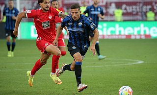 Marcel Hoffmeier, der hier dem Lauterer Lex-Tyger Lobinger enteilt, stellte auch beim Paderborner 1:0-Sieg auf dem Betzenberg seinen Offensivdrang unter Beweis und zählte einmal mehr zu den besten SCP-Akteuren. - picture alliance Marcel Hoffmeier, der hier dem Lauterer Lex-Tyger Lobinger enteilt, stellte auch beim Paderborner 1:0-Sieg auf dem Betzenberg seinen Offensivdrang unter Beweis und zählte einmal mehr zu den besten SCP-Akteuren. - picture alliance