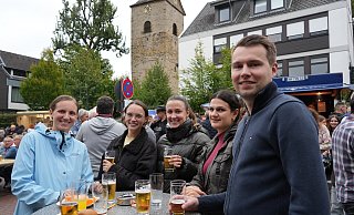 Junge Engeraner auf dem Abendmarkt – insgesamt waren über 200 Menschen dabei. - Juri Bürgin Junge Engeraner auf dem Abendmarkt – insgesamt waren über 200 Menschen dabei. - Juri Bürgin