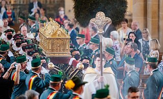 Der Schrein des heiligen Liborius wird in den Paderborner Dom getragen, in diesem Jahr können nur wenige Gläubige dabei sein. - Besim Mazhiqi/Erzbistum Paderborn Der Schrein des heiligen Liborius wird in den Paderborner Dom getragen, in diesem Jahr können nur wenige Gläubige dabei sein. - Besim Mazhiqi/Erzbistum Paderborn