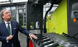 Beide auf ihre Weise Schwergewichte: Armin Laschet und der imposante Lexion 8900, Mähdrescher des Jahres 2020. - Patrick Menzel Beide auf ihre Weise Schwergewichte: Armin Laschet und der imposante Lexion 8900, Mähdrescher des Jahres 2020. - Patrick Menzel