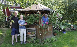 Frank und Petra Wiese (v.l.) freuen sich mit Friedhelm Diebrock, Vorsitzender des Nabu-Kreisverbands Herford, über ihren naturnah gestalteten Garten. - Sandra C. Siegemund Frank und Petra Wiese (v.l.) freuen sich mit Friedhelm Diebrock, Vorsitzender des Nabu-Kreisverbands Herford, über ihren naturnah gestalteten Garten. - Sandra C. Siegemund