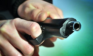 Mit einer gezückten Schusswaffe kam der Täter zur Supermarktkasse. - BIELEFELD Mit einer gezückten Schusswaffe kam der Täter zur Supermarktkasse. - BIELEFELD