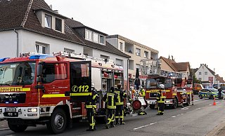 Mit zahlreichen Feuerwehr- und Rettungsdienstfahrzeugen eilten die Retter zur Detmolder Straße. - Foto: Christian Mathiesen Mit zahlreichen Feuerwehr- und Rettungsdienstfahrzeugen eilten die Retter zur Detmolder Straße. - Foto: Christian Mathiesen
