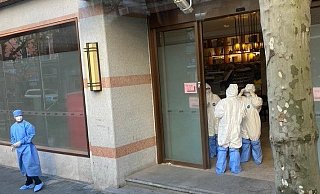 Wenn Oliver Wessel aus seinem Zimmerfenster schaut, sieht er stets Menschen in Schutzkleiduntg. - Oliver Wessel Wenn Oliver Wessel aus seinem Zimmerfenster schaut, sieht er stets Menschen in Schutzkleiduntg. - Oliver Wessel