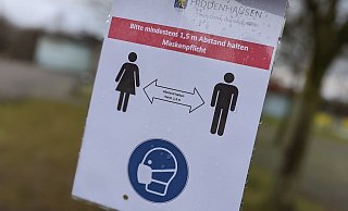 Ein Schild erinnert vor der Olof-Palme-Gesamtschule an die Einhaltung von Maskenpflicht und Abstandsgebot. - David Knapp Ein Schild erinnert vor der Olof-Palme-Gesamtschule an die Einhaltung von Maskenpflicht und Abstandsgebot. - David Knapp