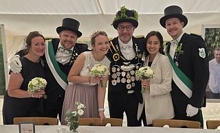 Matthias Pirone und Lea Altmiks (Mitte) sind das neue Königspaar in Bödexen. Jungkönigspaar Bianca Heinemann und Frederik Rehker sowie das Altschützenkönigspaar Melanie und Rüdiger Überdick gratulieren. - Privat Matthias Pirone und Lea Altmiks (Mitte) sind das neue Königspaar in Bödexen. Jungkönigspaar Bianca Heinemann und Frederik Rehker sowie das Altschützenkönigspaar Melanie und Rüdiger Überdick gratulieren. - Privat