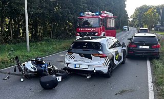 Ein Kradfahrer prallte in Harsewinkel gegen einen wartenden Pkw, der Fahrer stürzte und verletzte sich schwer. - Thorsten Heß Ein Kradfahrer prallte in Harsewinkel gegen einen wartenden Pkw, der Fahrer stürzte und verletzte sich schwer. - Thorsten Heß
