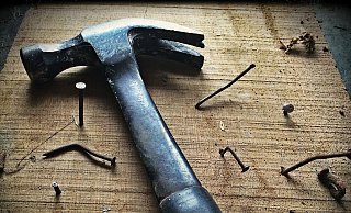 In der Hand hielt er einen Schlosserhammer, mit welchem er den Mitarbeiter der Steinheimer Tankstelle bedrohte. - Pixabay/ Andy Gries (Symbolfoto) In der Hand hielt er einen Schlosserhammer, mit welchem er den Mitarbeiter der Steinheimer Tankstelle bedrohte. - Pixabay/ Andy Gries (Symbolfoto)
